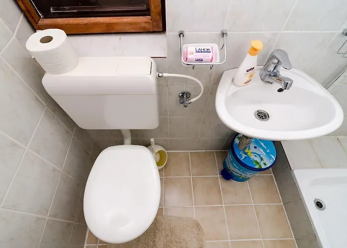 Kola Gostinjska kuća 2*